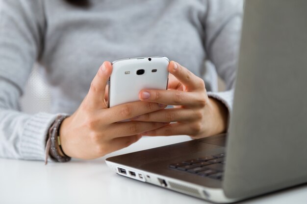 Crop Schuss Hände mit Telefon