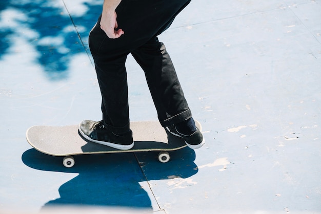 Crop Skateboarder reitet auf der Rampe