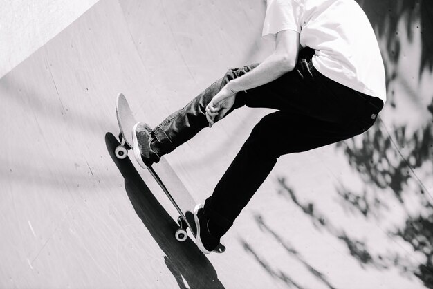 Crop Skater auf der Fahrt im Skatepark