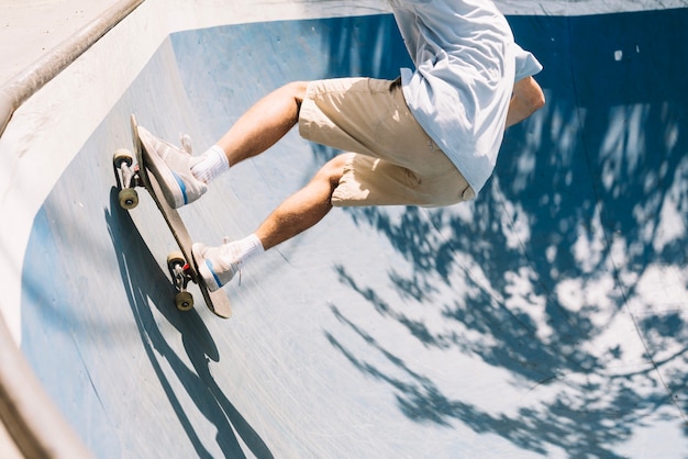 Crop Skater auf Rampe fahren