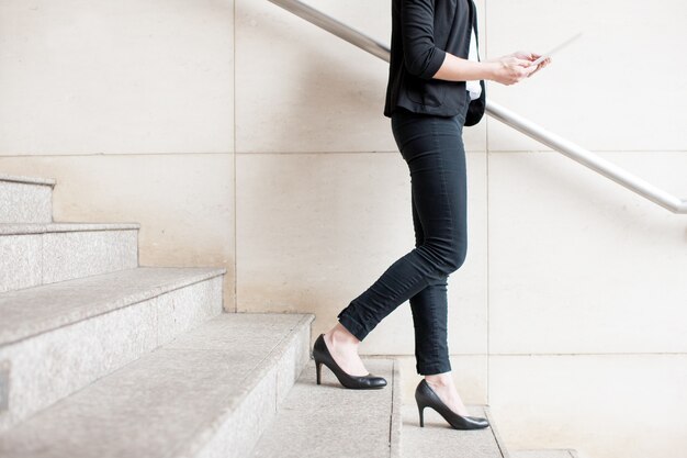 Cropped Ansicht der Business Lady Walking Down Treppen