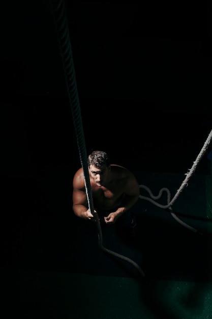 Crossfit-Konzept mit Mann ziehen auf Schleppseil