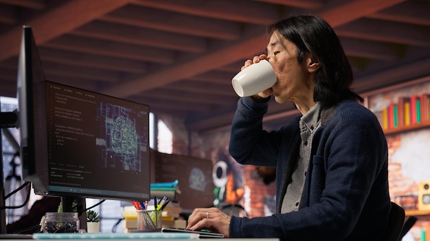CTO-Manager in einem KI-Startup trinkt Kaffee, während er programmiert