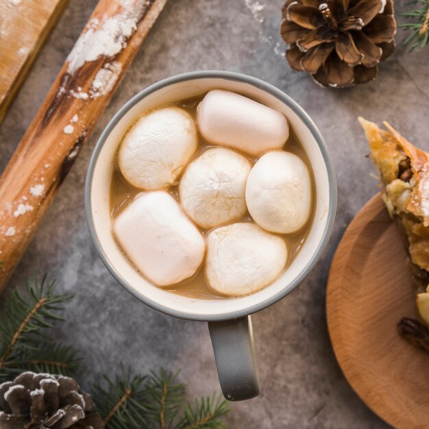 Cup mit Getränk und Marshmallows