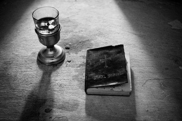 Cup- und Bibelbuch in Schwarzweiss