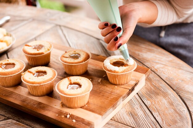 Cupcake mit Füllung und mit Zuckerguss dekoriert