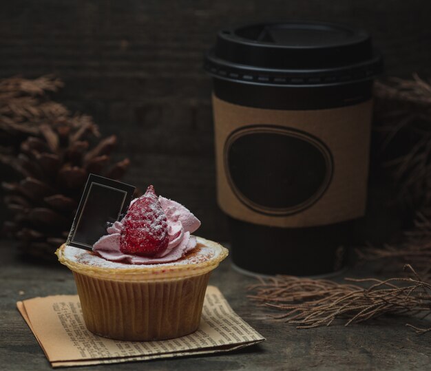 Cupcake mit Himbeere und Schokolade.