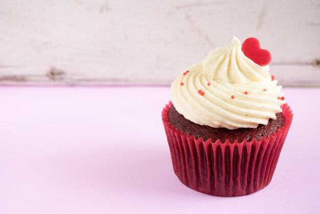 Cupcake mit rotem Herz