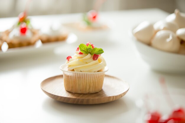 Kostenloses Foto cupcake serviert auf dem teller