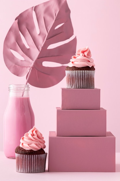 Cupcakes auf Kisten und Monstera Pflanze