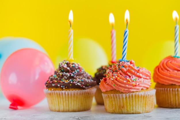 Cupcakes für Feier und Kerzen