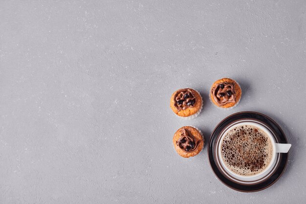 Cupcakes mit einer Tasse Kaffee.