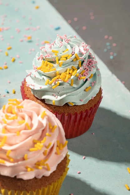 Kostenloses Foto cupcakes mit glasur hoher winkel