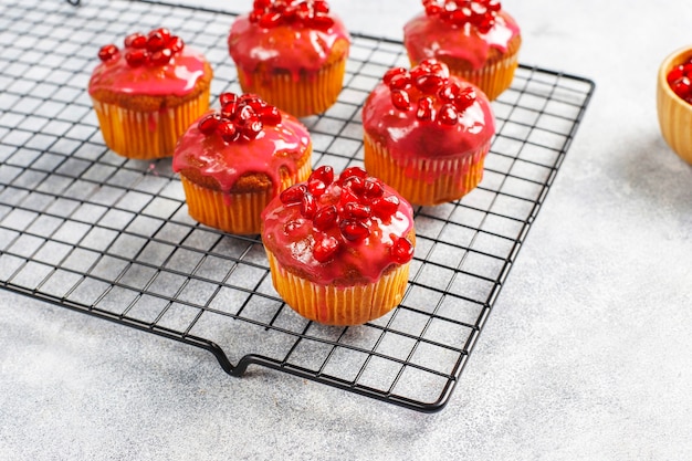 Cupcakes mit Granatapfel-Topping und Samen.