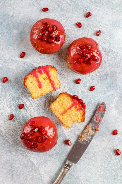 Cupcakes mit Granatapfel-Topping und Samen.