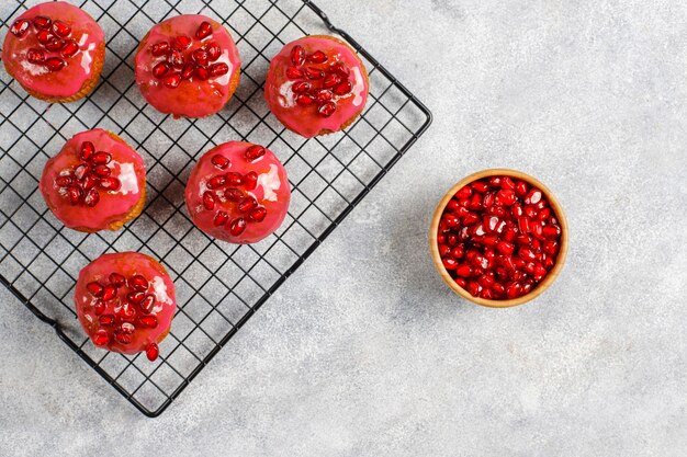 Cupcakes mit Granatapfel-Topping und Samen.