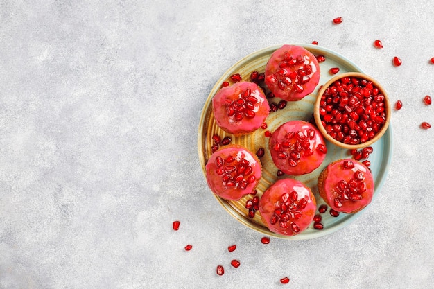 Cupcakes mit granatapfel-topping und samen.