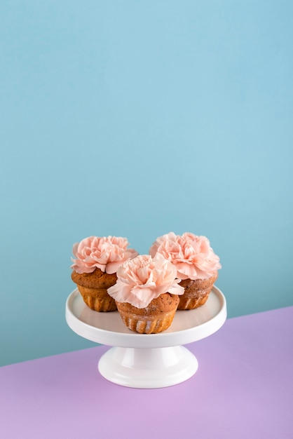 Cupcakes mit hohem Winkel und Blumen