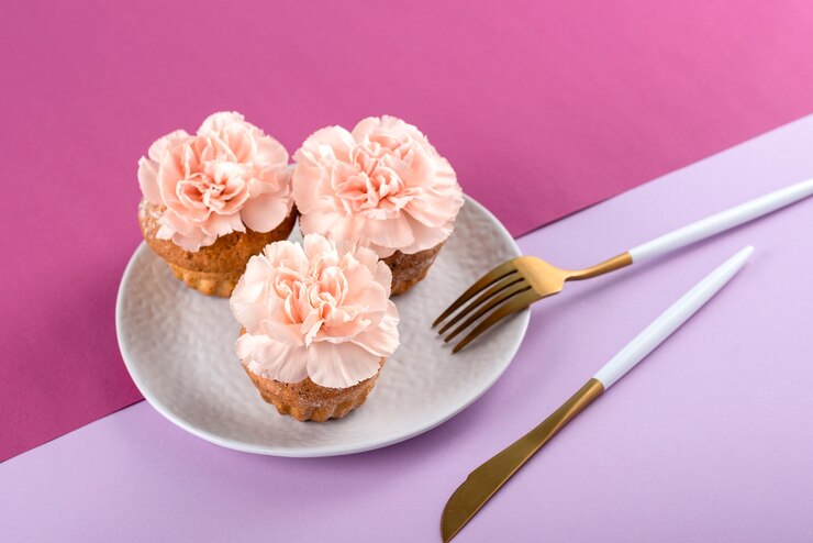 Kostenlose Foto cupcakes mit hohem winkel und blumen