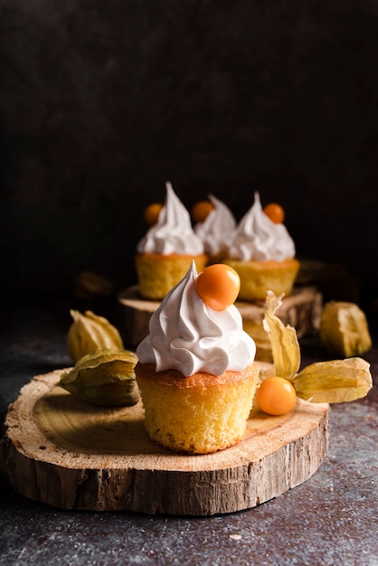 Cupcakes mit zuckerguss und früchten