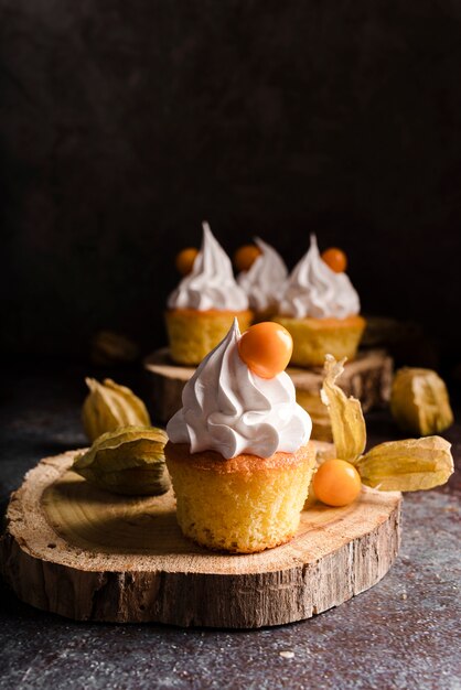 Cupcakes mit Zuckerguss und Früchten