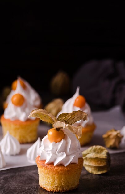 Cupcakes mit Zuckerguss und Kopierraum