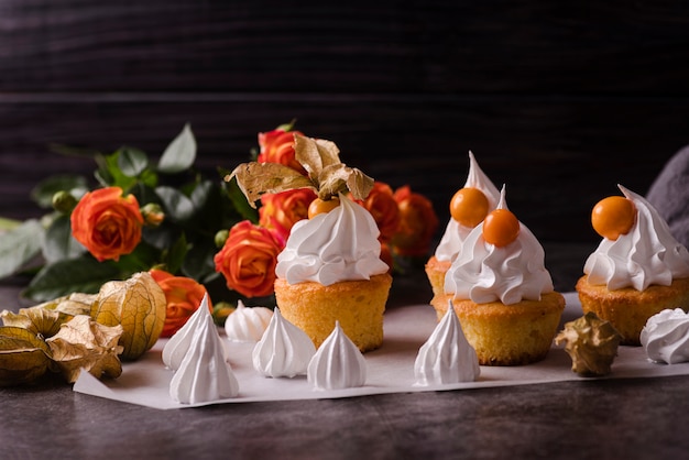 Cupcakes mit Zuckerguss und Rose