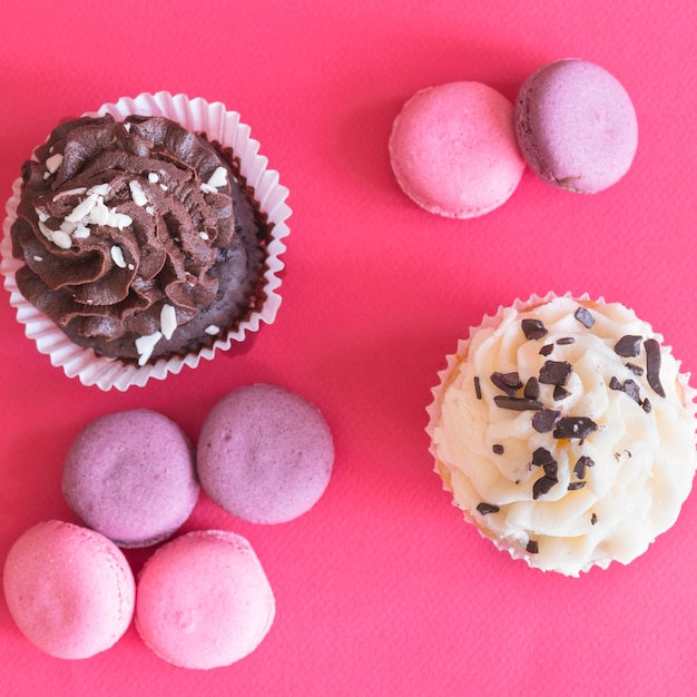 Kostenloses Foto cupcakes und macarons