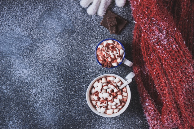 Kostenloses Foto cups in verschiedenen größen mit marshmallows und einem handschuh