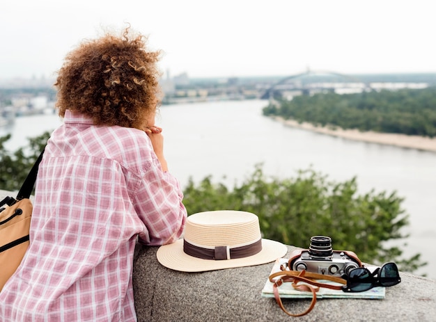 Kostenloses Foto curly frau genießt die aussicht