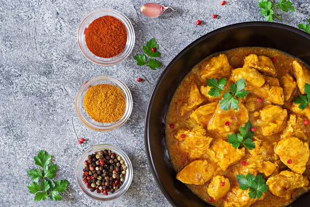 Curry mit Hühnchen und Zwiebeln. Indisches Essen. Asiatische Küche. Ansicht von oben
