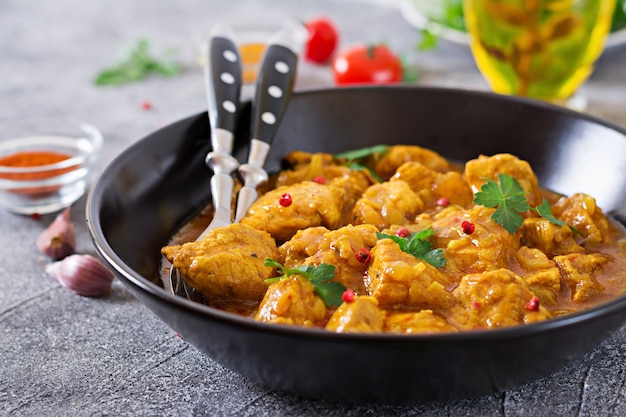 Curry mit Hühnchen und Zwiebeln. Indisches Essen. Asiatische Küche.