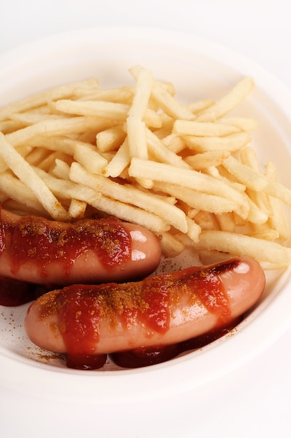 Kostenloses Foto currywurst mit sauce und pommes