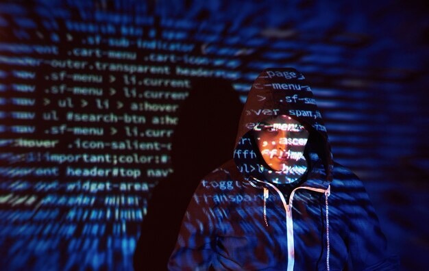 Cyber-Angriff mit nicht erkennbarem Hacker mit Kapuze unter Verwendung des digitalen Glitch-Effekts der virtuellen Realität