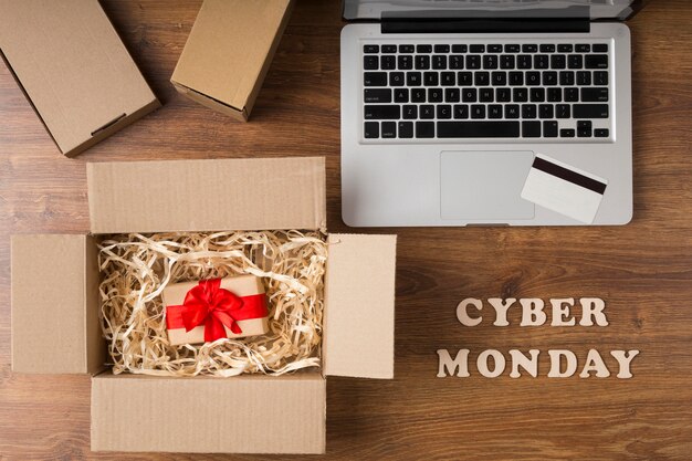 Cyber Montag Paket neben Laptop