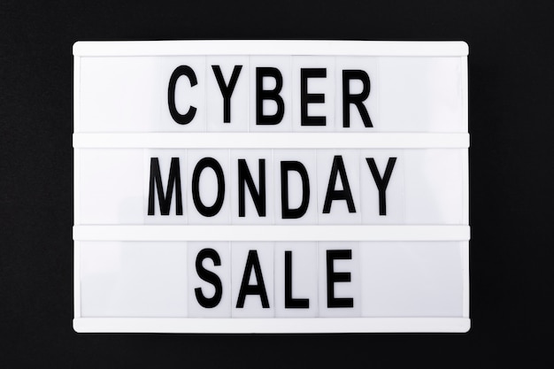 Cyber-Montag-Verkaufstext auf Leuchtkasten