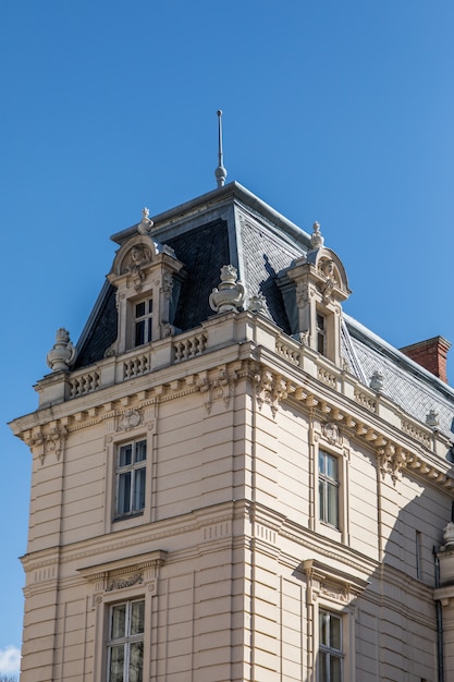 Dach des alten Gebäudes vor dem blauen Himmel in der Tageszeit