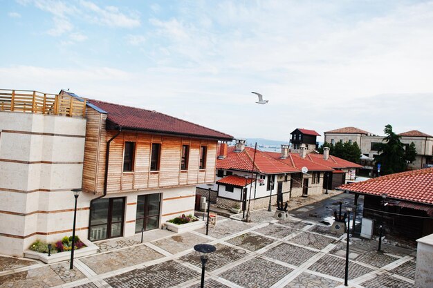 Dach mit orangefarbenen Ziegelhäusern des alten Hafens Nessebar Bulgarien