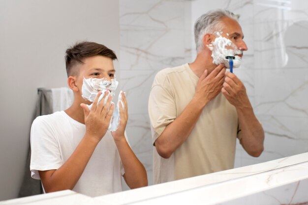 Dad bringt seinem Jungen bei, wie man sich rasiert