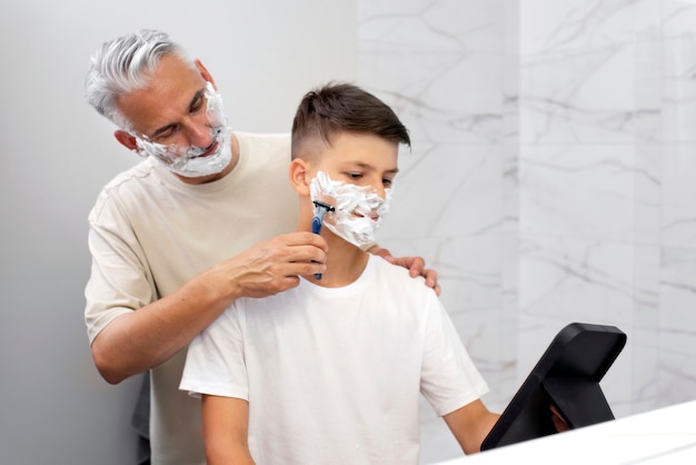 Dad bringt seinem Jungen bei, wie man sich rasiert