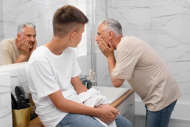 Dad bringt seinem Jungen bei, wie man sich rasiert