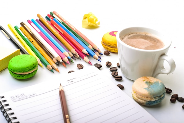 Kostenloses Foto dadurch könnte die hausaufgaben mit einem kaffee