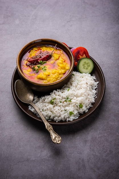 Dal tadka im restaurantstil mit ghee und gewürzen temperiert! dieses rezept macht eine großartige mahlzeit mit gekochtem reis Premium Fotos