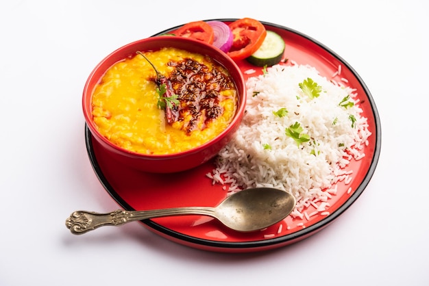 Dal tadka im restaurantstil mit ghee und gewürzen temperiert! dieses rezept macht eine großartige mahlzeit mit gekochtem reis