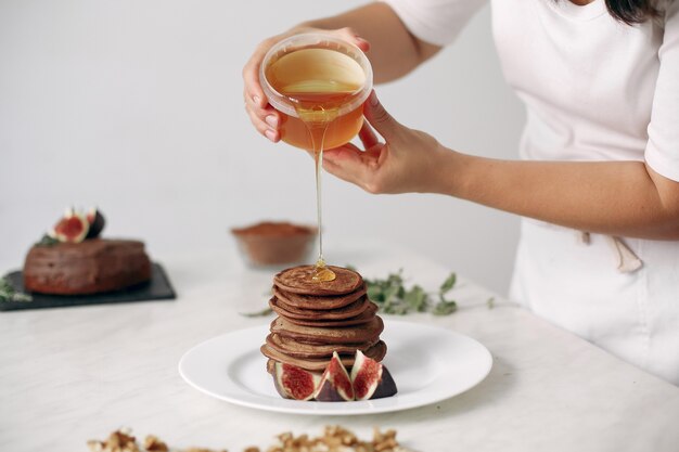 Dame bereitet Dessert vor. Konditor backt einen Pfannkuchen. Frau kochte Essen.