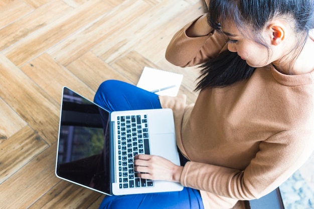 Dame, die auf laptop schreibt