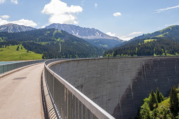 Damm in Longrin, Schweiz mit einer wunderschönen Landschaft