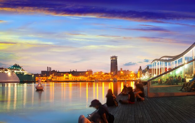 Damm von Port Vell im Sonnenuntergang. Barcelona