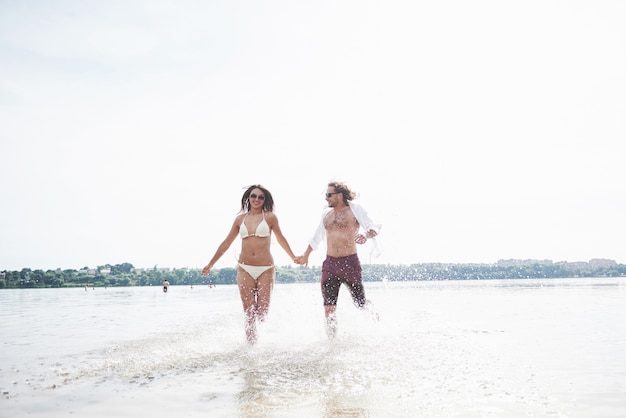 Dampf läuft am Wasser entlang, schöner Sommerstrand.