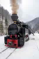 Kostenloses Foto dampfzug mocanita auf einem bahnhof im winter rumänien